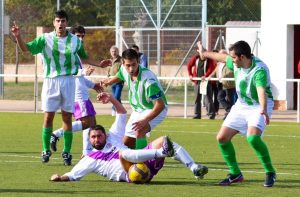 Un jugador del Betis San Isidro disputa un balón